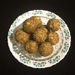 A picture of Sesame Coconut Peanut Ladoo.