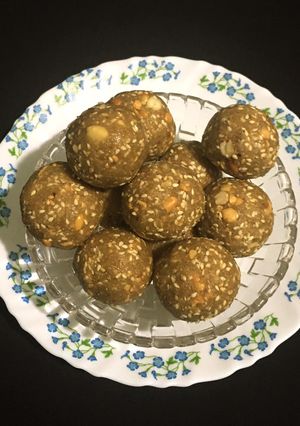 A picture of Sesame Coconut Peanut Ladoo.