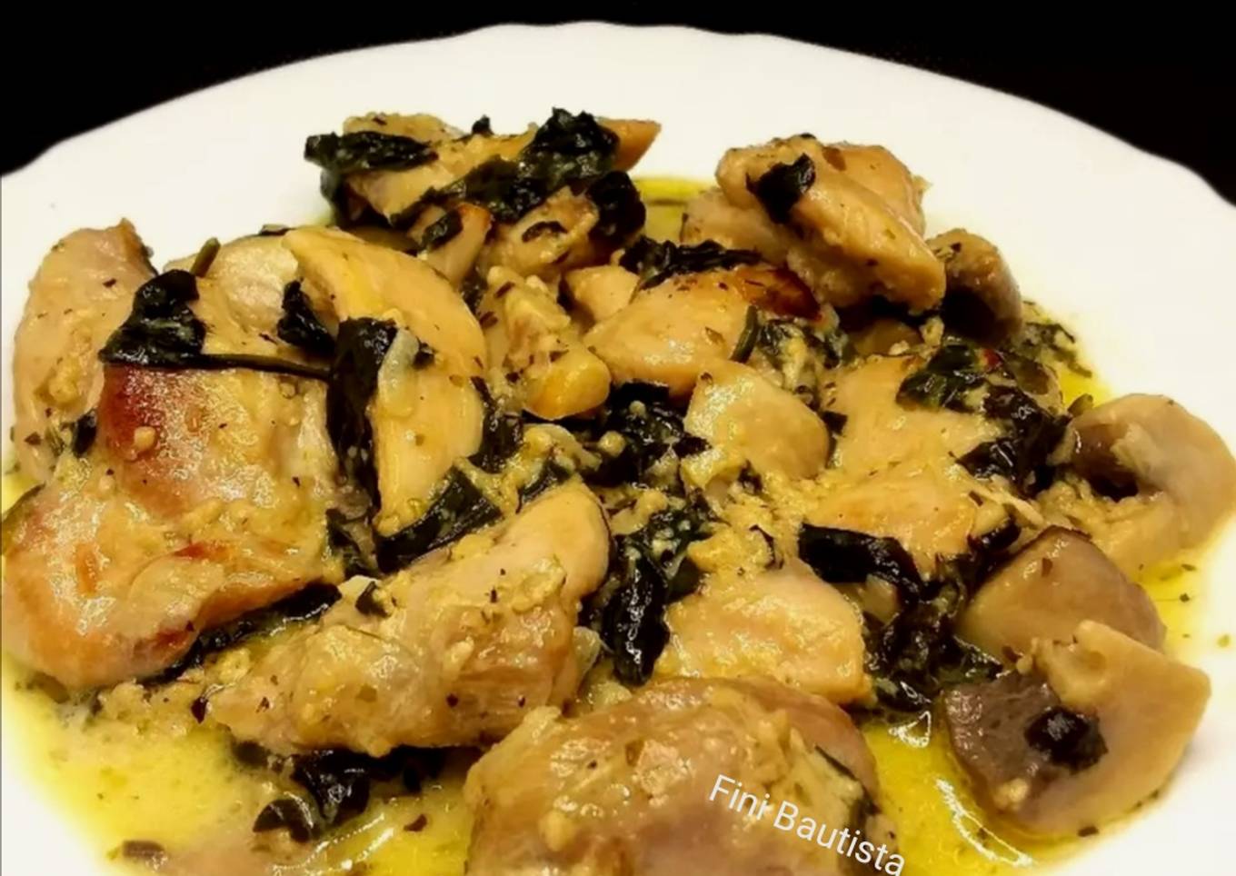 Pollo en salsa con espinacas y champiñones