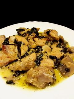Una foto de Pollo en salsa con espinacas y champiñones