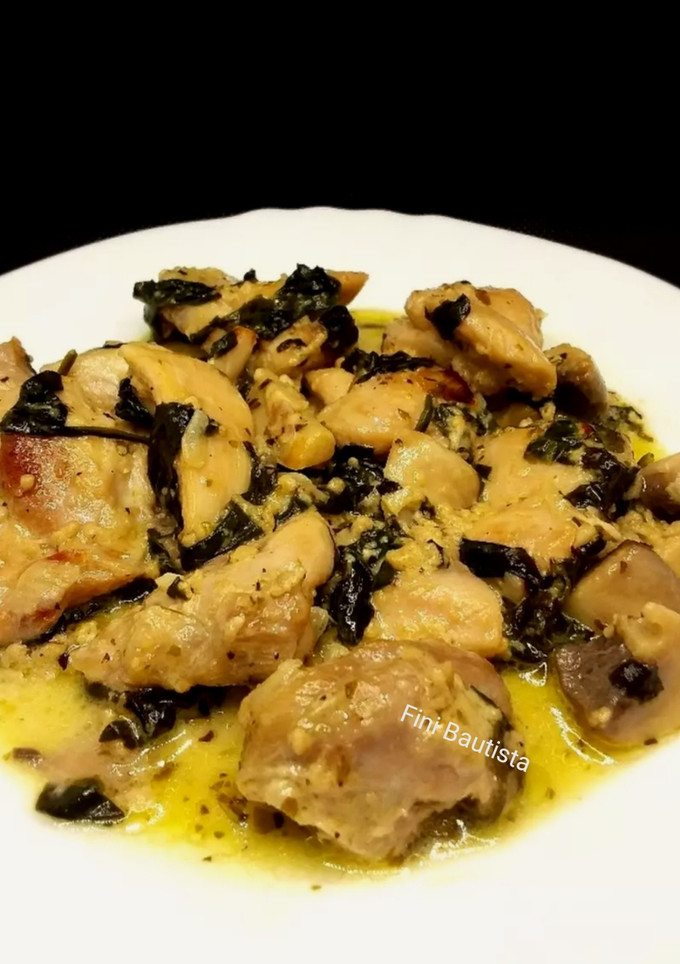 Una foto de Pollo en salsa con espinacas y champiñones