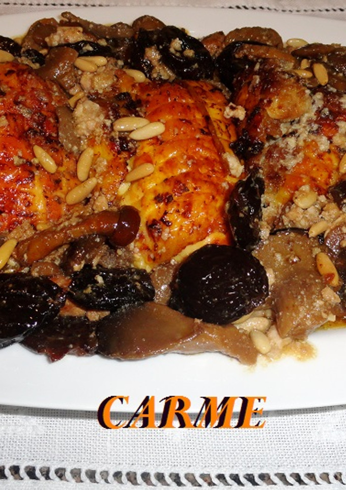 Una foto de Pularda rellena con setas, ciruelas y piñones