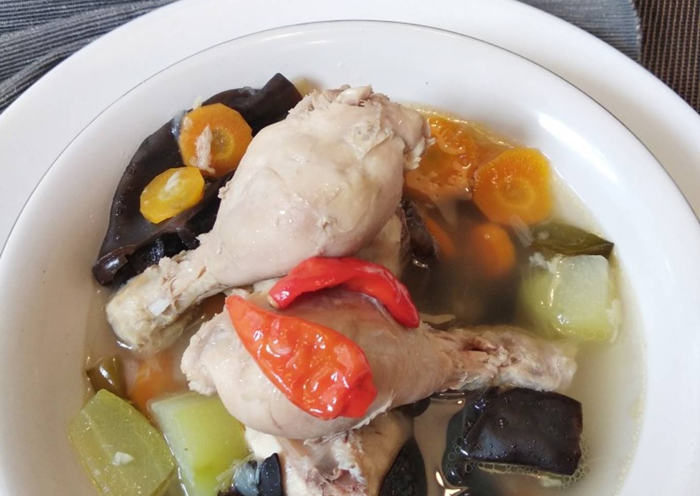 Sup ayam jamur kaldu bawang