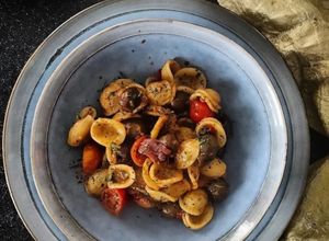 Foto di Orecchiette con filetti di alici pomodorini e olive