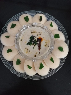सूजी की इडली (suji ki idli recipe in Hindi) रेसिपी मुख्य फोटो
