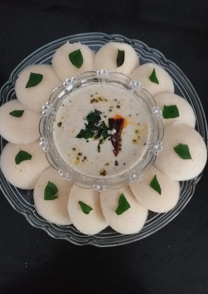 सूजी की इडली (suji ki idli recipe in Hindi) रेसिपी मुख्य फोटो