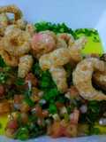 Chicharrones- en cama de Pico de Gallo con Semillas de Girasol!!