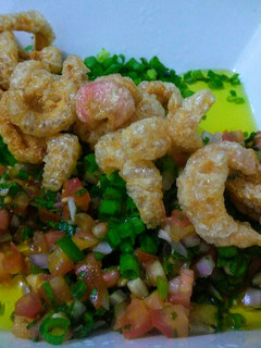 Una foto de Chicharrones- en cama de Pico de Gallo con Semillas de Girasol!!