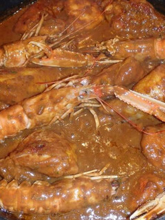 Una foto de Pollo con cigalas - pollastre amb escamarlans