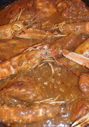 Una foto de Pollo con cigalas - pollastre amb escamarlans