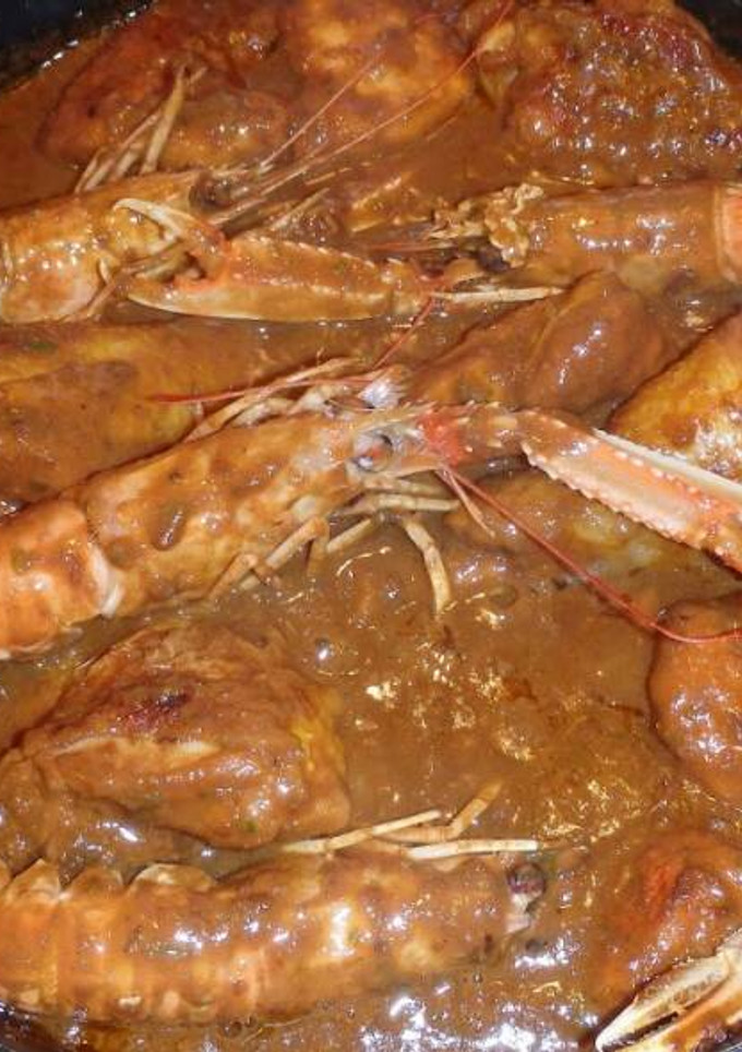 Una foto de Pollo con cigalas - pollastre amb escamarlans