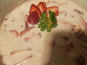 Una foto de fresas con crema