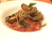 Una foto de fetuccini con mariscos