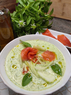 Una foto de Gazpacho de pepino con kéfir y salmón ahumado