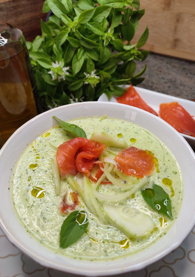 Una foto de Gazpacho de pepino con kéfir y salmón ahumado