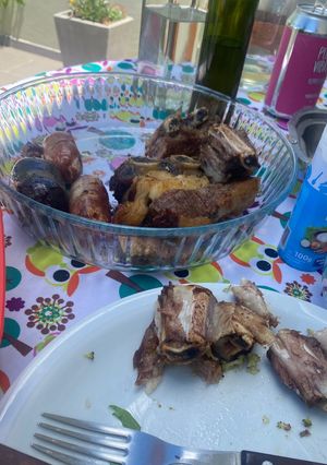 Una foto de Asado al horno con fritas y ensalada de brócoli