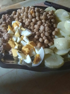 Una foto de Ensalada de garbanzos con patata, atún y huevo