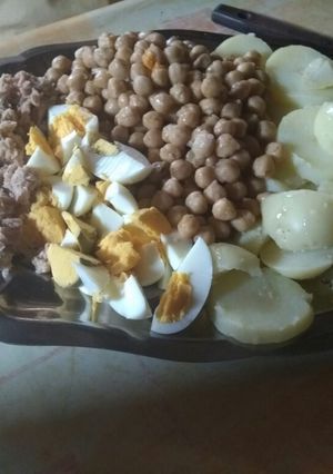Foto principal de Ensalada de garbanzos con patata, atún y huevo