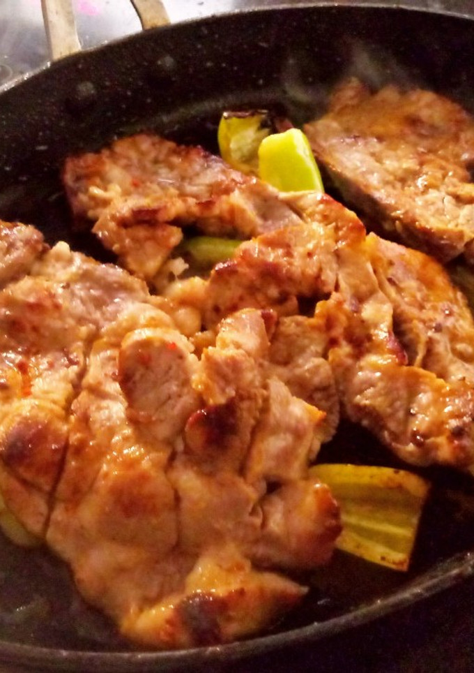 Una foto de Bistecs con pimientos asados
