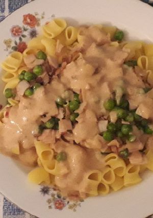Sonkás zöldborsós tészta vegán vadas mártással recept fotója