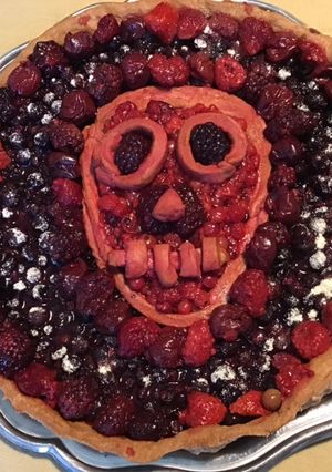 Une photo de Tarte « skull » fruits rouges (du jardin) et citron pâte brisée rose