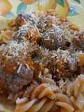 Fusilli con bolas de carne