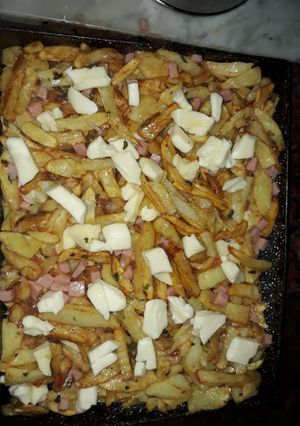 Una foto de Tortilla de papa con jamón y queso !