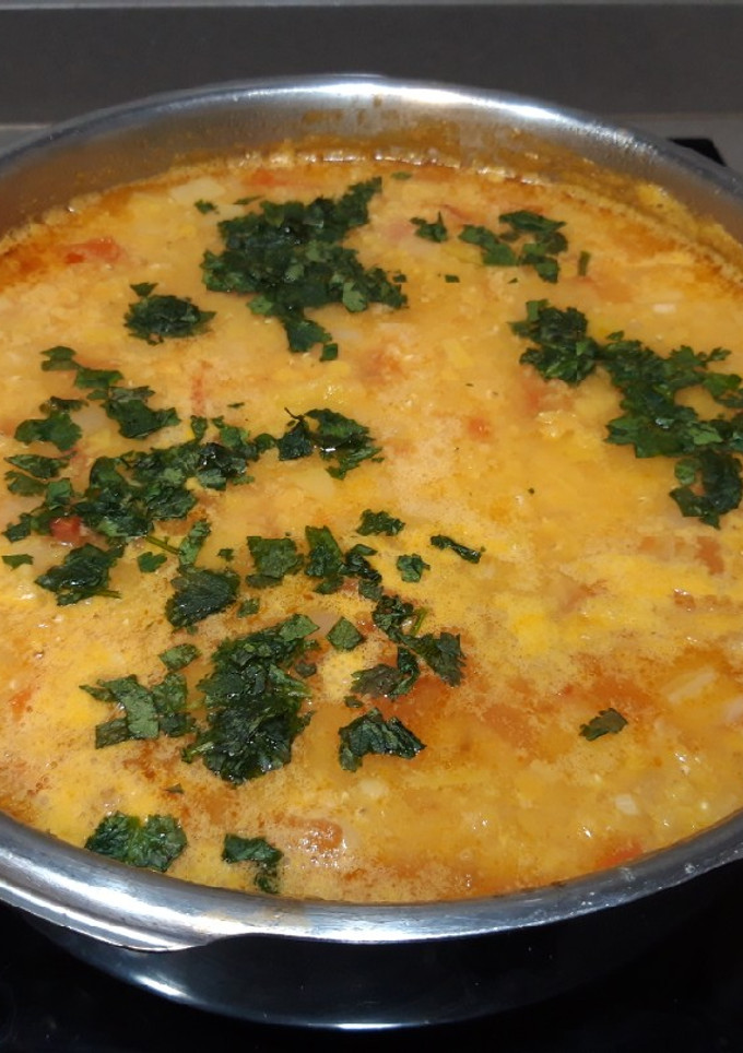 Una foto de Sopa de lentejas rojas con jengibre y lima