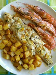 Una foto de Pescadillas al horno con gambones