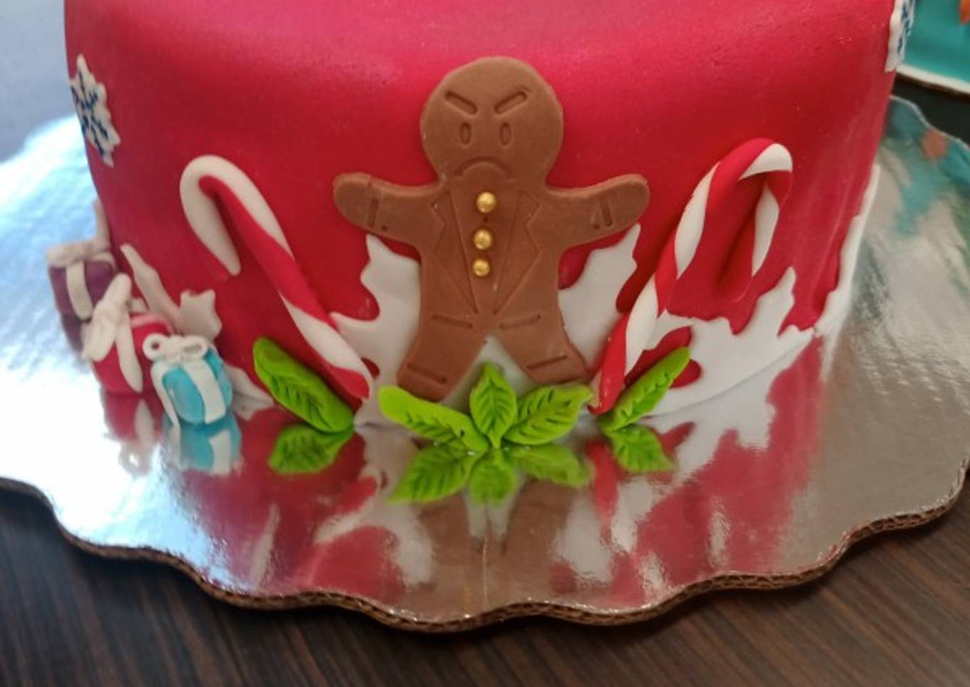 Pastel navideño decorado con fondant