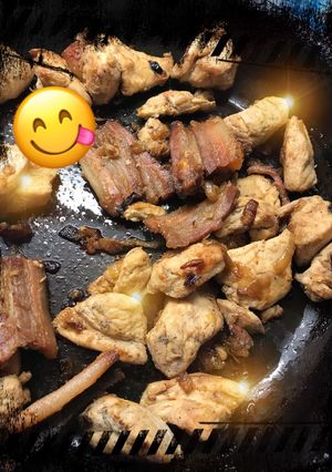 Szalonnás, hagymás csirkemell recept fotója