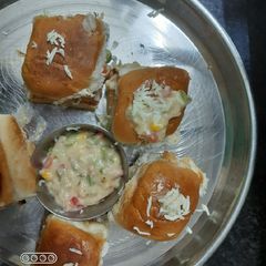 A picture of Cheesy white sauce Stuffed Pav.