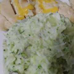Una foto de Ensalada de Papa y brócoli🍴😋