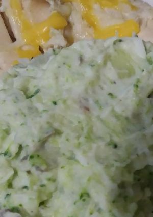 Una foto de Ensalada de Papa y brócoli🍴😋