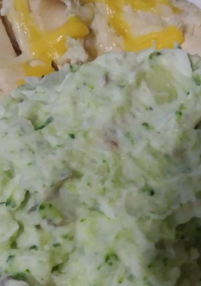 Una foto de Ensalada de Papa y brócoli🍴😋