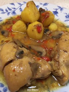 Una foto de Contramuslos de Pollo con Champiñones y Papas