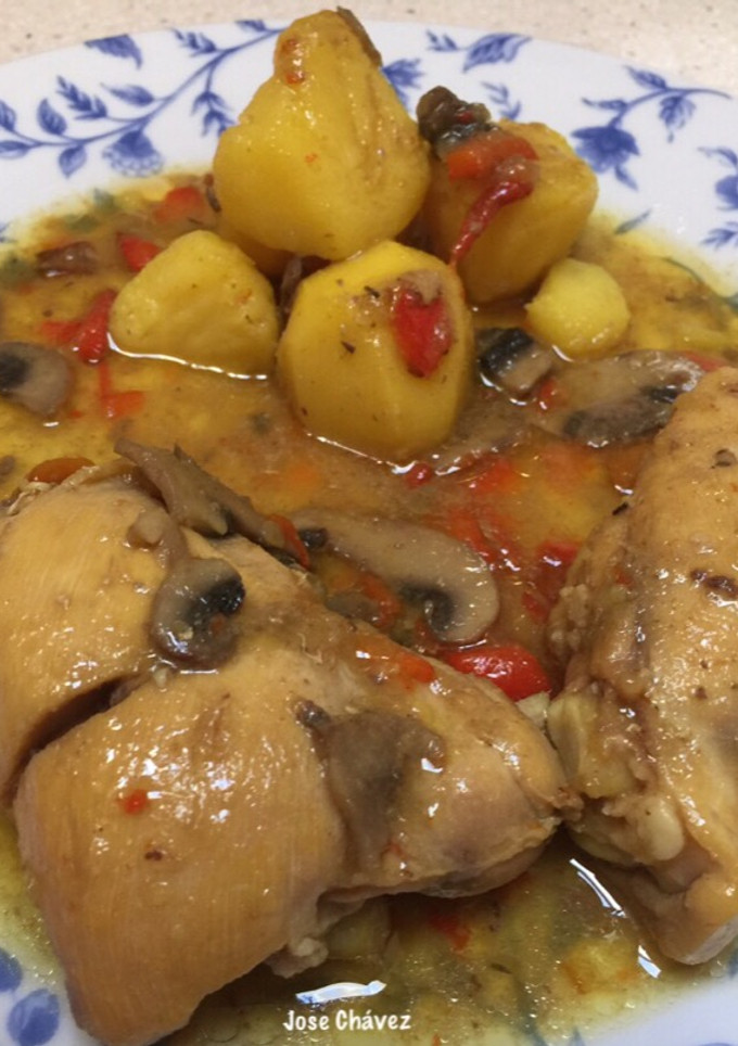 Una foto de Contramuslos de Pollo con Champiñones y Papas