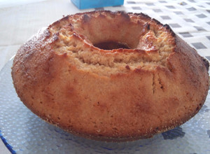 Una foto de Torta de harina de maíz integral (Bolo de fubá)
