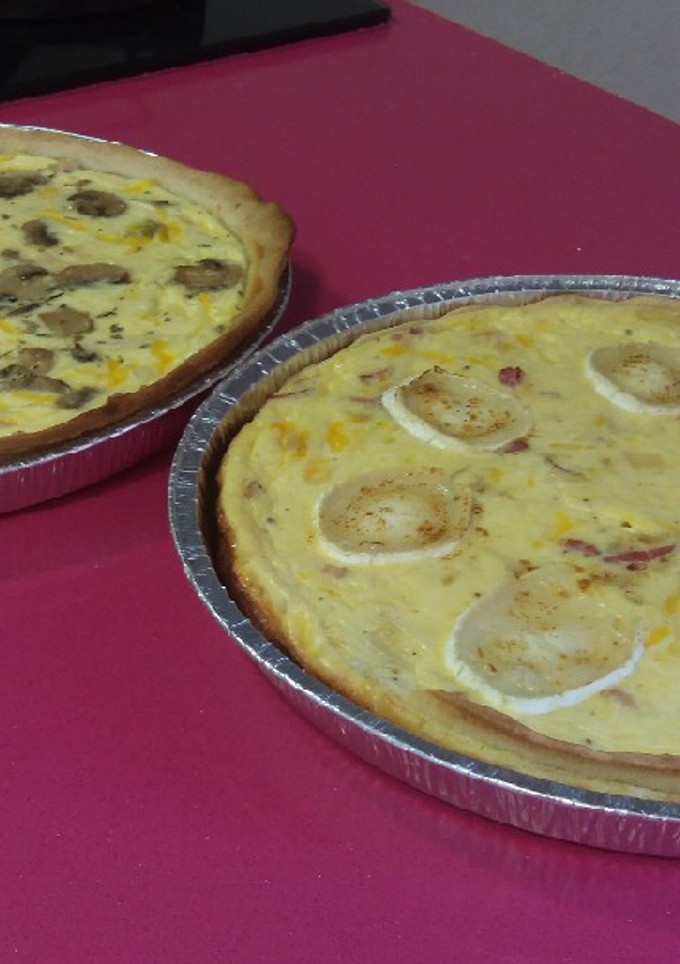 Una foto de Quiche de queso de cabra y otra de champiñones y bacon