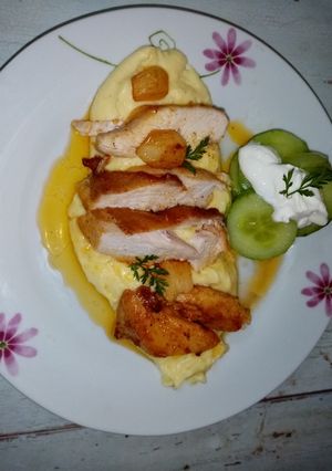 Szuprém csirkemell robuchon burgonyapüré, uborka salátával recept fotója