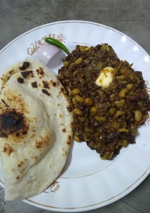 A picture of Dal makhni.