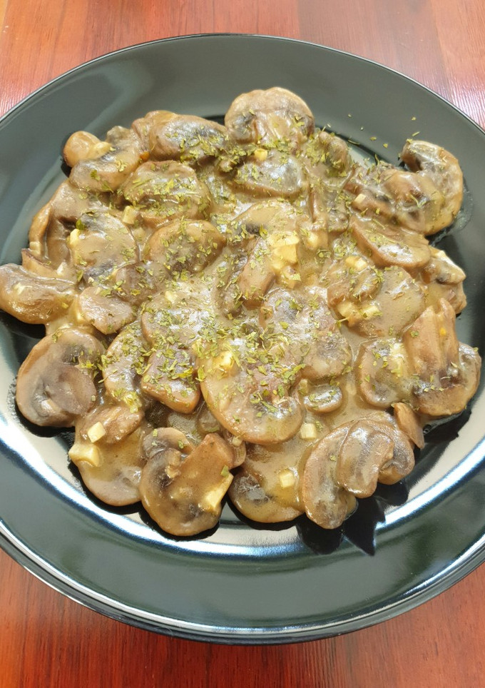 Una foto de Champiñones en salsa de vino blanco