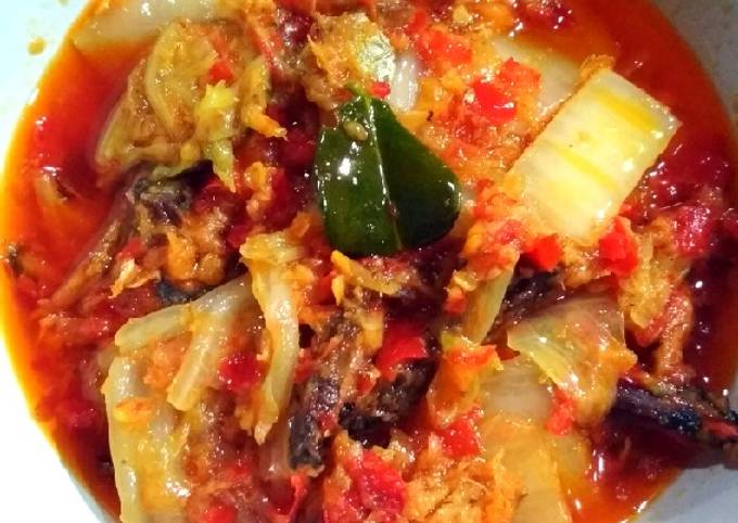 Ikan dan sawi putih masak balado