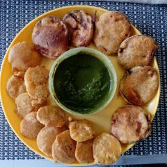 A picture of Baingan aur aloo ke pakode.