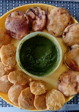 A picture of Baingan aur aloo ke pakode.