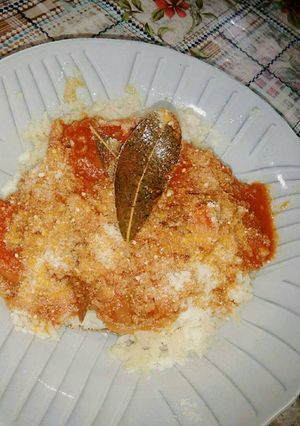 Una foto de Arroz tostado con salsa 😍 muuuy ricooooo!!!!!!😊