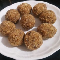A picture of Gond laddu.