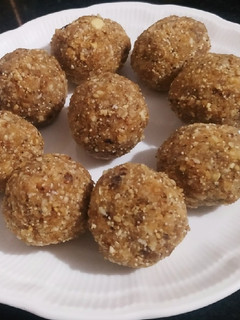 A picture of Gond laddu.