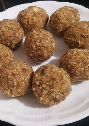 A picture of Gond laddu.