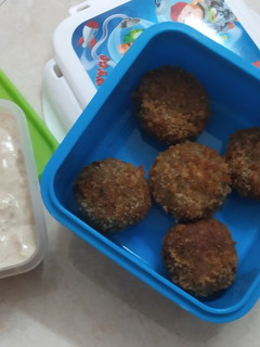 A picture of Chhole tikki with curd sauce.